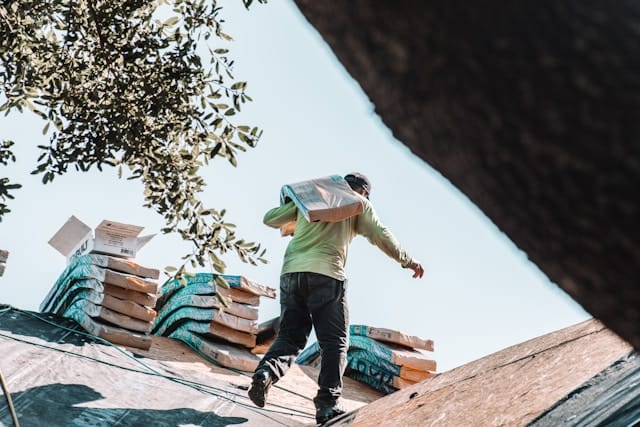 Constructor carrying material